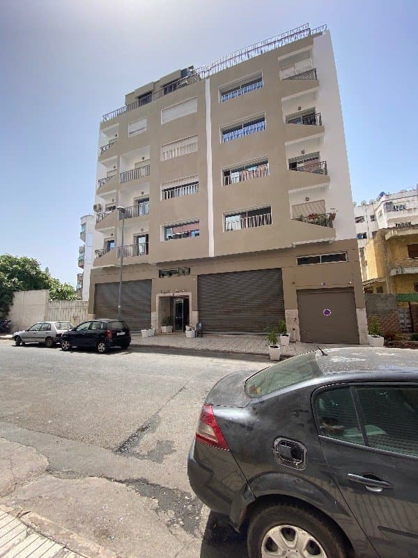 Appartement à vendre à Casablanca, 2 mars, quartier des hopitaux — Bel appartement 4 pièces avec cour aménagée et parking titré – Quartier des Hôpitaux, 2 Mars, Casablanca